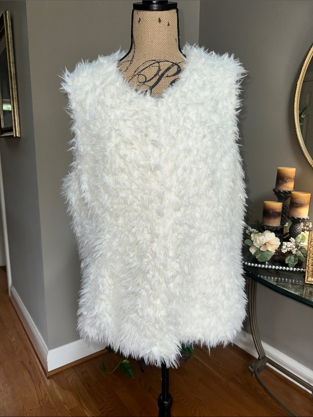 Ariat Creamy White Faux Fur Sleeveless Vest size XL